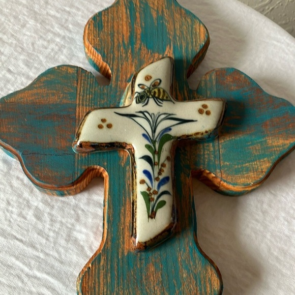 Artistic Wooden Cross with Bluebonnets & Bee Design- Handcrafted- made in Mexico - Picture 3 of 16